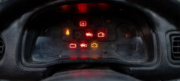Luz da injeção acesa? Truque com a bateria apaga o alerta sem scanner