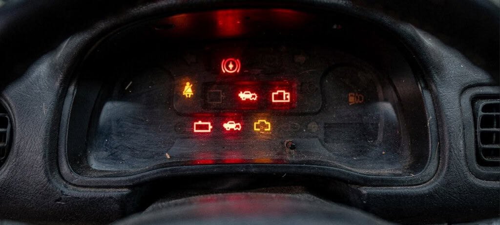 Luz da injeção acesa? Truque com a bateria apaga o alerta sem scanner - Imagem do artigo