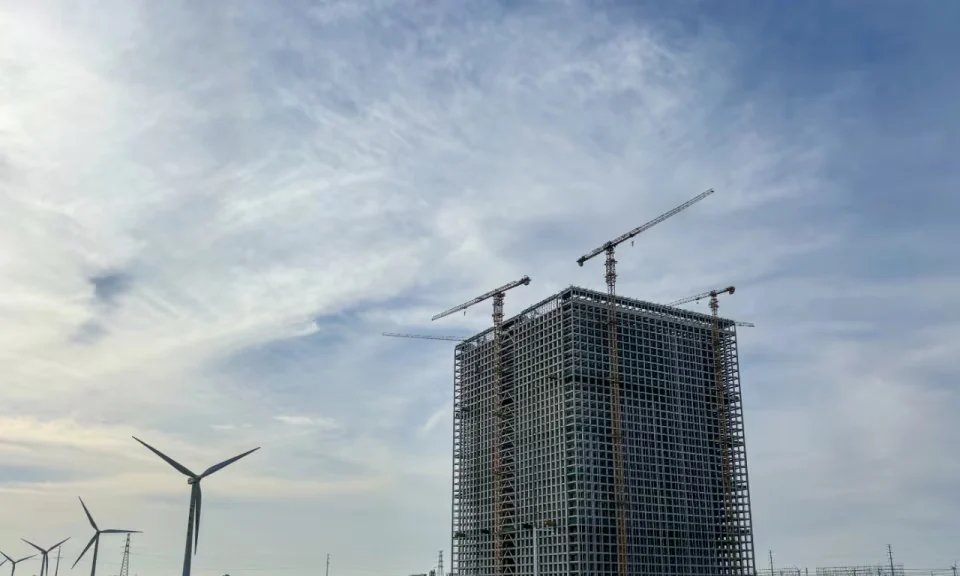 Bateria de gravidade entra em operação comercial na China e chama atenção nas redes